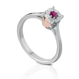 Anello in oro bianco con Angeli in oro rosa, diamanti e rubino.